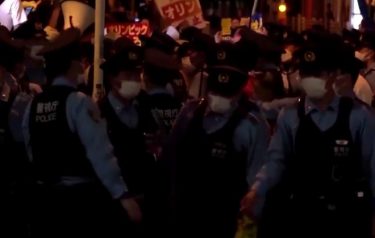 東京五輪の開会式、裏で大規模な五輪反対デモと警官隊が衝突！国立競技場の外で怒号　「五輪やめて命守れ」