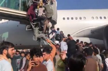 アフガンの国際空港、逃げ出す人々が殺到して大パニックに！アメリカ軍が威嚇射撃　タリバン占拠で国外逃亡も