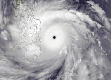 人為的な台風制御を国が検討！研究支援に予算、航空機で台風の目に超低温の結晶　
