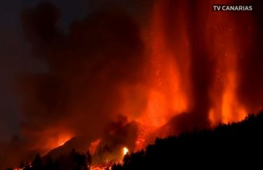 カナリア諸島でクンブレビエハ火山が噴火！50年ぶりの規模、大量のマグマで山体が真っ赤に！700回の地震も観測