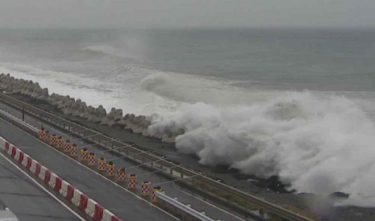台風１６号、猛烈な勢力を維持して伊豆諸島に！関東や東海などを通過へ　鉄道の計画運休や交通停止が相次ぐ