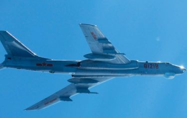 【緊迫】中国軍機56機が台湾防空圏に進入！核爆弾を搭載可能なH6型爆撃機12機も　過去最多を更新　今月だけ150機近く