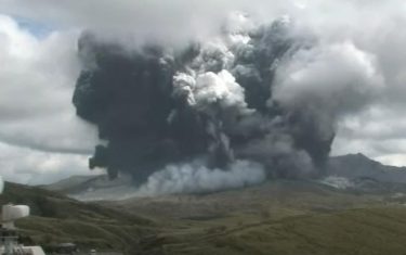 【速報】阿蘇山噴火！噴火警戒レベルを３に引き上げ　火口から2キロ範囲で入山規制
