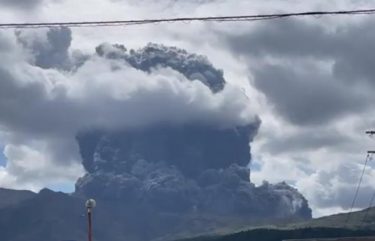 【速報】阿蘇山の噴火で火山灰を観測！住民ら数十人が緊急避難　噴火が続く恐れも