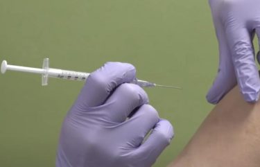 コロナワクチン、3回目の追加接種を本格化　２回目から６か月経過した人にも拡大！国民の７５％が２回目の接種完了