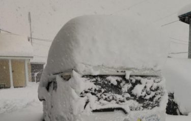 北日本に記録的大雪、北海道で車が埋まるほどの積雪量！平年のおよそ4倍　「一晩でこんなに降るのは珍しい」