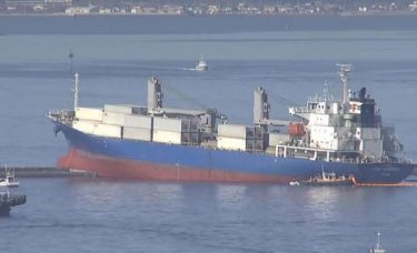 パナマ船籍の大型貨物船が博多港の防波堤に衝突！そのまま乗り上げた状態で停止　船の周囲には油も
