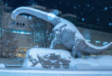 大雪に襲われた福井駅前が完全に氷河期だと話題に！恐竜の像に降り積もる雪　