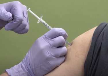 ワクチン未接種の従業員を解雇へ　ワクチン未接種者に課税も浮上　