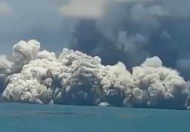 トンガで記録的な大噴火！1メートル近い津波を観測！噴煙は高さ1万5000m以上　衛星画像でも衝撃波が鮮明に！