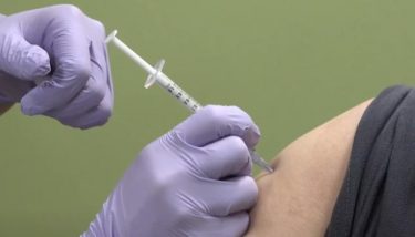 ワクチン３回目接種後に２人死亡、厚生労働省は因果関係不明で処理　