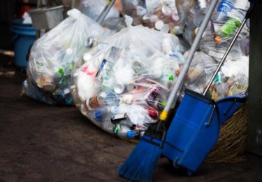 ゴミ収集の職員らでクラスター感染、出勤できず回収業務ひっ迫と大阪市　