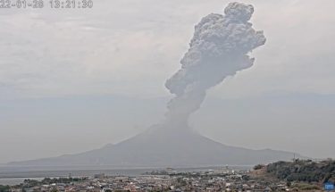 桜島で爆発的な噴火、高さ3400メートルの噴煙観測！周囲で空振も　トンガ大噴火で環太平洋火山帯が活発化した恐れ