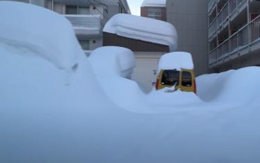 記録的な大雪で札幌のJR全面運休、線路の除雪断念も！各地に大雪警報　「対応不可能な大雪」「家が埋まった」