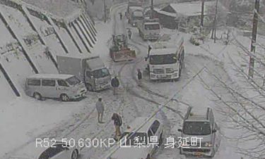 国土52号で一時立ち往生、数十台の車が身動きできず　トラックなどが大雪で停止　山梨県