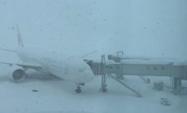 記録的な大雪で新千歳空港が全便欠航！札幌駅発着の全特急列車も終日運休　「除雪不可能なほどの大雪」「滑走路が雪で埋まった」