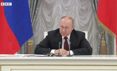 【速報】プーチン大統領が軍事行動を正式承認！ウクライナに事実上の宣戦布告！「東部の住民を保護する」