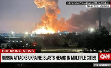 ウクライナ首都が炎上、ロシア軍の空爆とミサイル攻撃で被害！各地の飛行場から黒煙　ベラルーシからロシア軍部隊も