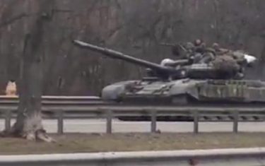 【速報】ロシアの戦車部隊が首都キエフまで侵入！民間車両をそのまま押し潰す　ウクライナは橋を爆破　