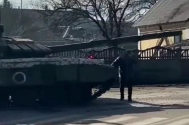 ロシア軍の戦車を止めようとするウクライナ市民らが話題に！戦車前に立ち塞がる　「体を張って命懸け」