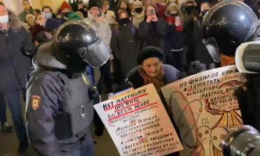 ロシア各地で大規模な反戦デモ！計6000人以上を逮捕・拘束　90歳のお婆さんも　政府はネット制限へ