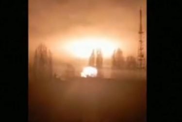 【速報】ウクライナで大爆発！夜空が真っ赤に光る、燃料気化爆弾を投下か？首都キエフの北東チェルニゴフで　