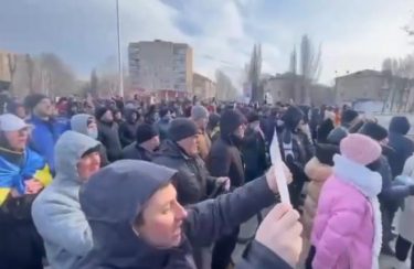 ウクライナ南部で市長拘束、親ロシア派に引き渡し　市民ら数千人が抗議運動！「ロシアは帰れ！」「市長を返せ」