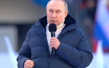 ロシアのプーチン大統領が大ホールで演説！数万人の群衆に囲まれて　中継は途中で切断　「ウクライナから市民を救っている」