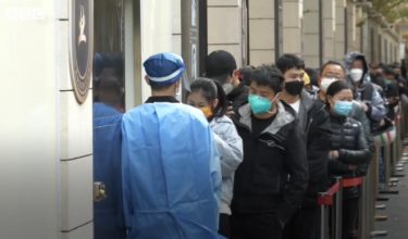 中国で感染爆発、上海が事実上のロックダウン！パニック状態の買い物客が長蛇の列　1日4000人以上の新規感染