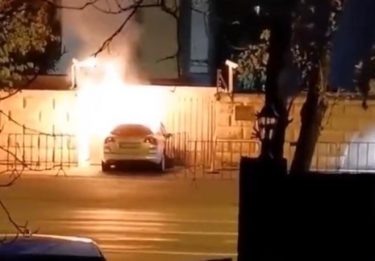 ルーマニアのロシア大使館に車が突っ込む　運転手はウクライナ人と主張　車両は炎上
