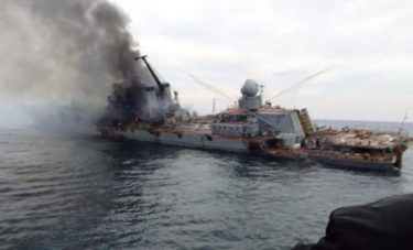 【速報】旗艦・巡洋艦モスクワ、沈没する直前の画像が公開される！爆炎で傾く船体　少なくとも５００人の乗組員