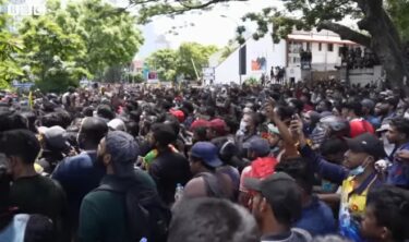 【騒乱】スリランカで政府が崩壊状態、抗議デモが首相府にも突入！大統領代行は軍に秩序回復を指示　国家破産宣言で
