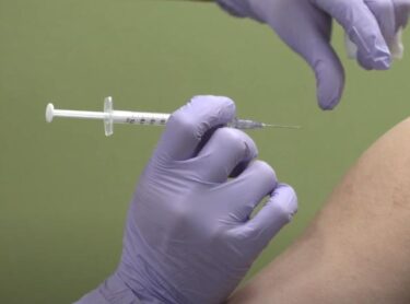 5回目のワクチン接種、秋にも実施で政府方針　4回目接種は医療従事者などに拡大へ　複数接種の副反応リスクも？
