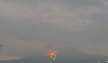 桜島の爆発的な噴火、まだ山体膨張は継続中！火山灰で道路が灰色に染まる　気象庁「大きな変化はなし」