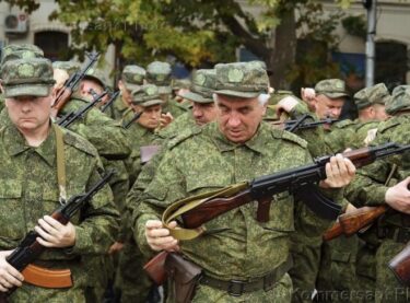 ロシアの動員された予備役、画像が公開される！銃を眺めるおじさん達　カリーニングラードで戦闘訓練