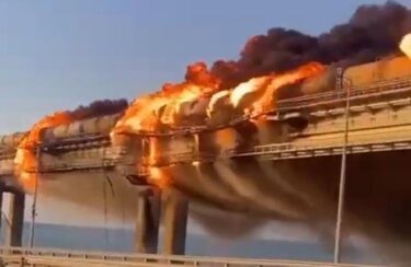 ロシアの生命線「クリミア大橋」で大爆発、道路橋が崩壊！燃料を積んだ車両が原因か　ウクライナ軍は攻撃否定せず