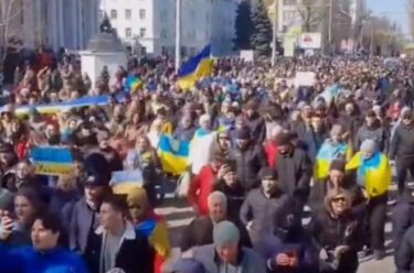 ヘルソン奪還に市民らが大歓喜！ウクライナ軍を歓迎、涙を流して抱き合う人々！市の中心部で数千人が国旗を掲げる