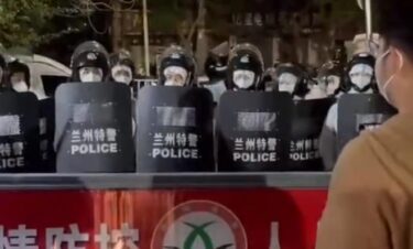 中国全土で大規模な抗議、ロックダウン対応で市民が不満爆発！習近平氏への批判で衝突も！北京市など2000か所以上封鎖　