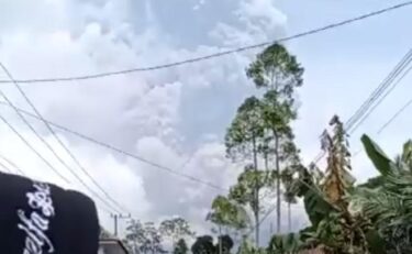 【警戒】日本に津波到達の恐れ、スメル火山で大規模な噴火！噴煙は高度1万5000mまで上昇　インドネシア・ジャワ島