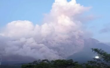 世界で噴火多発、ハワイでは３８年ぶりの同時噴火！インドネシア・スメル山の住民ら２２００人避難　イタリア・ストロンボリ島も噴火