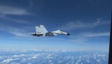 中国戦闘機が米軍機に異常接近、僅か6メートルの距離に！飛行妨害で緊張高まる！南シナ海上空