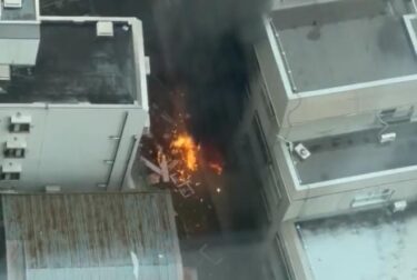 【騒然】東京・六本木で爆発火災！窓枠や壁が爆散、不動産業者がスプレー缶のガス抜き作業　グランドタワー付近