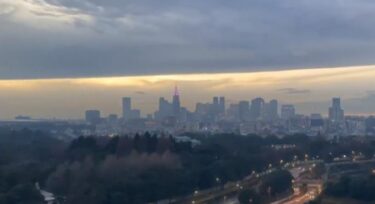 地震雲の報告が相次ぐ！東京都の上空に空を切り裂く断層雲、過去の実験調査で強い電磁波が雲の形状変化誘発とも