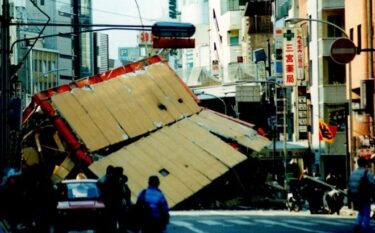 阪神淡路大震災から28年　住宅の被害63万棟、まだ道路にはヒビ割れた跡などが残る　直下型地震では戦後最悪　