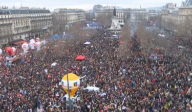 年金支給64歳開始に110万人が反対デモ！フランス全土で政府に抗議運動、ストライキも頻発！日本は65歳でも大きな反対運動なし