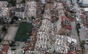 まるでドミノ倒し、住宅がほぼずべて潰れたトルコの被災地を上空撮影　M7.8大地震の長周期地震動で被害多発　歴史的建造物も崩壊
