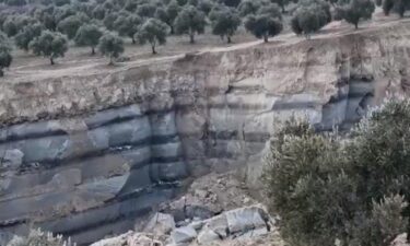 トルコ大地震で地面が割れる、300メートルの谷が新たに出現！死者4万1000人超　