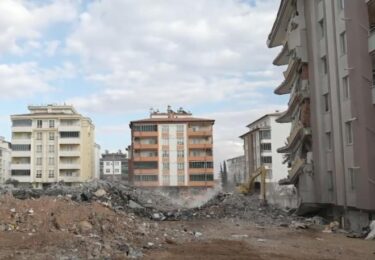トルコシリア大地震、死者数４万５０００人超える　２７８時間ぶりに救出される人も　依然として多数の人が瓦礫の下に