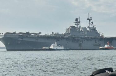 【速報】米海軍の大型艦が大阪湾に！理由は不明、6年半ぶりの寄港　日本近海で軍事訓練か