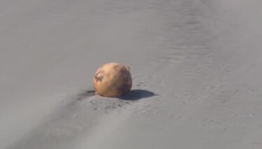 【謎】浜松市の海岸に「鉄球のようなもの」が漂着！周辺の半径200mを立ち入り禁止に